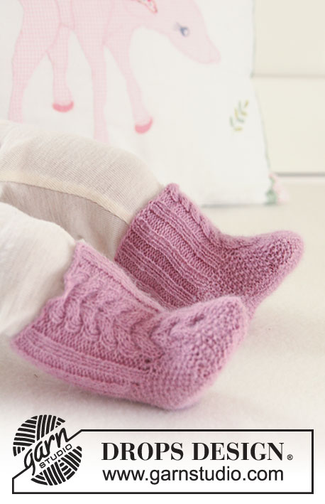 Little Chestnut Socks / DROPS Baby 19-23 - Botitas de punto con torsadas para bebé y niños en DROPS Alpaca

