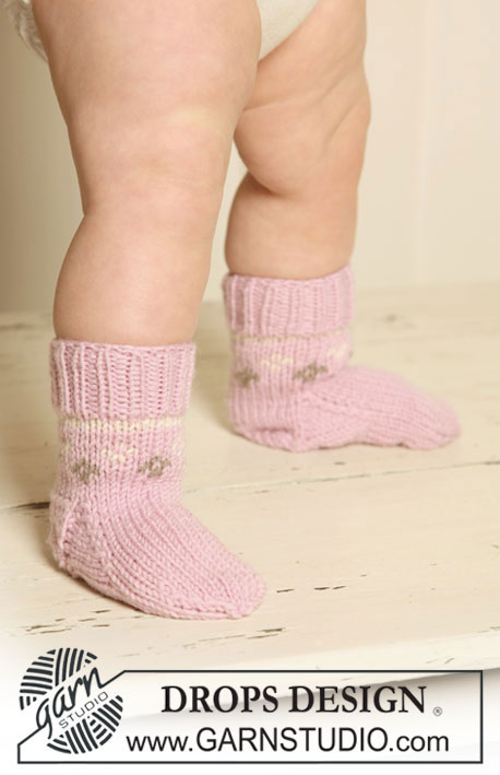 First Snow Socks / DROPS Baby 19-29 - Gestrickte Socken mit Norwegermuster für Babys und Kinder in DROPS Merino Extra Fine