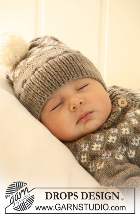 First Snow Hat / DROPS Baby 19-33 - Souprava: propínací svetr - kabátek s kruhovým sedlem, čepice s bambulí a ponožky s norským vzorem pletené z příze DROPS Merino Extra Fine.