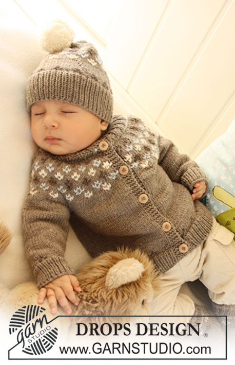 First Snow Hat / DROPS Baby 19-33 - Conjunto de casaco com mangas raglan e gola subida, gorro e meias tricotados com motivo nórdico em DROPS Merino Extra Fine para bebés e crianças