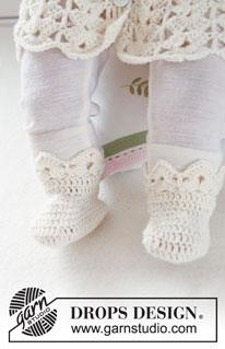 Sweet Buttercup Socks / DROPS Baby 19-9 - Crochet booties with fan pattern for baby and children in DROPS BabyMerino