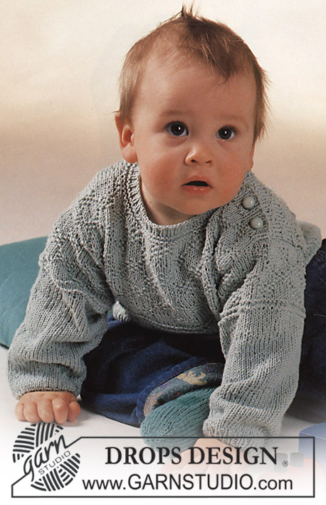 DROPS Baby 2-12 - DROPS trui met textuur ruitenpatroon en sokken van “Safran”.