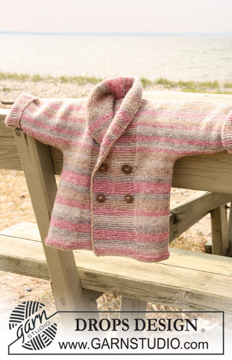 DROPS Baby 20-11 - Dětský dvouřadý kabátek se šálovým límcem pletený z příze DROPS Fabel