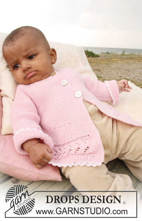 DROPS Baby 20-12 - Veste au tricot pour bébé et enfant, tricotée dans le sens de la longueur au point mousse et en point ajouré en DROPS BabyMerino