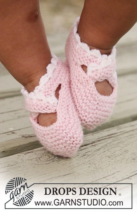 DROPS Baby 20-13 - Dětské papučky pletené vroubkovým vzorem s háčkovaným lemem z příze DROPS BabyMerino 