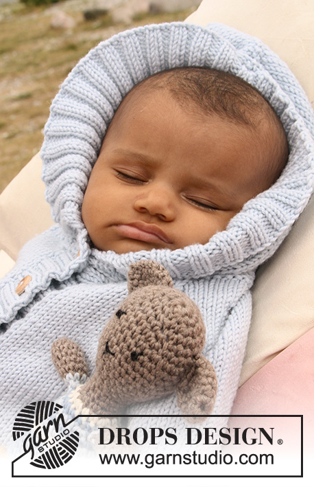 Little Blue Dream / DROPS Baby 20-23 - Komplekt: DROPS Merino Extra Fine lõngast kootud beebi ja laste kombinesoon ja heegeldatud mänguasi karu