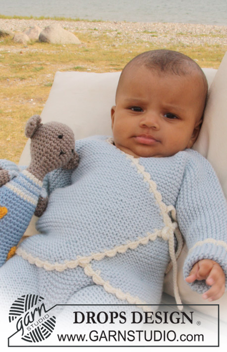 Boo Blue / DROPS Baby 20-24 - Ensemble: cache-coeur et pantalon au tricot, au point mousse, avec bordures au crochet pour bébé et enfant et Ours au crochet en DROPS Merino Extra Fine