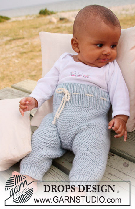Boo Blue / DROPS Baby 20-24 - Ensemble: cache-coeur et pantalon au tricot, au point mousse, avec bordures au crochet pour bébé et enfant et Ours au crochet en DROPS Merino Extra Fine