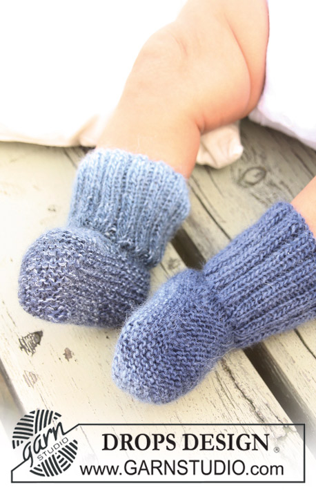 Baby Blue Socks / DROPS Baby 20-6 - Strikkede sokker til baby i DROPS Delight.