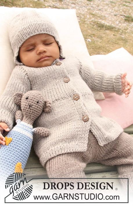 DROPS Baby 20-8 - Sæt med: Strikket jakke, bukser og hue med Rib til baby og børn, samt hæklet legetøjsbamse i DROPS Merino Extra Fine.