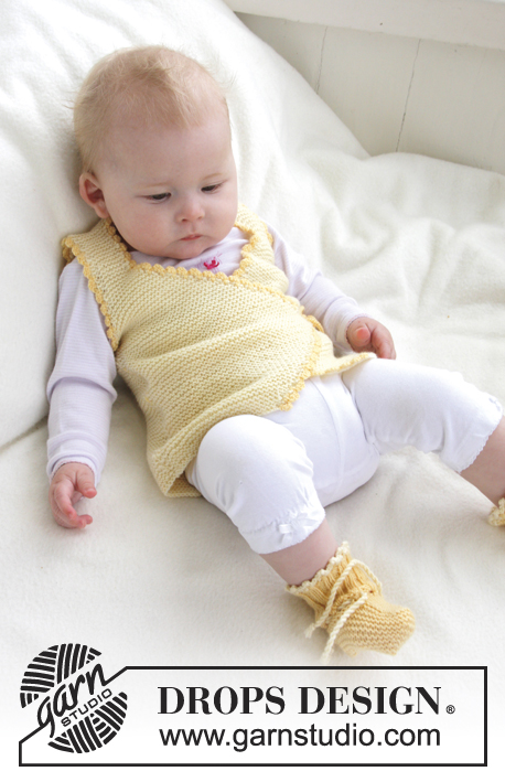 Honey Suckle / DROPS Baby 21-12 - Vauvan ja lapsen ainaoikeinneulotut liivi ja tohvelit virkatuilla reunuksilla DROPS BabyMerino -langasta.