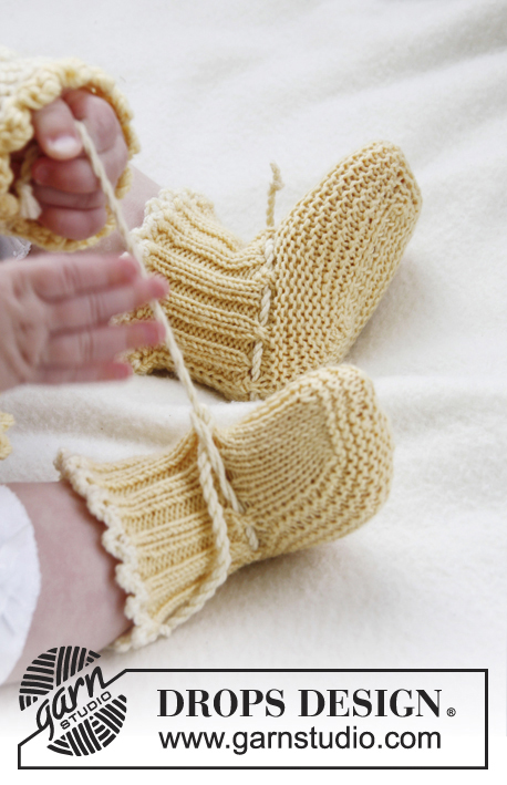 Honey Suckle / DROPS Baby 21-12 - Vauvan ja lapsen ainaoikeinneulotut liivi ja tohvelit virkatuilla reunuksilla DROPS BabyMerino -langasta.