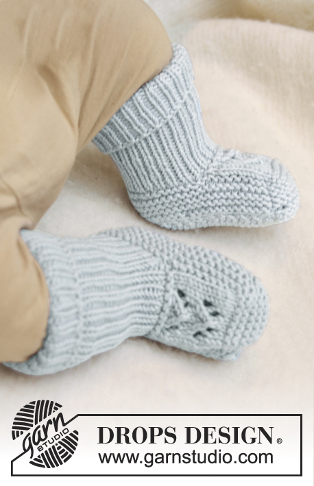 McDreamy Booties / DROPS Baby 21-16 - Gestrickte Socken mit Lochmuster für Babys und Kinder in DROPS Merino Extra Fine