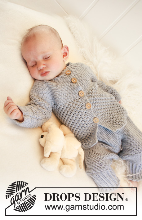Blueberry / DROPS Baby 21-24 - Conjunto de botinhas, calças e casaco tricotados com encaixe arredondado e ponto astrakan para bebés e crianças em DROPS Alpaca
