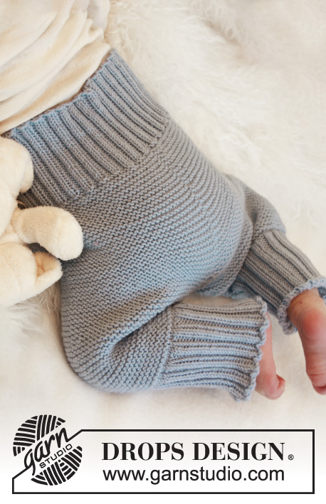 Blueberry / DROPS Baby 21-24 - Conjunto de calcetas, pantalón y chaqueta de punto con pechera / canesú redondo y patrón de moras para bebé y niños en DROPS Alpaca