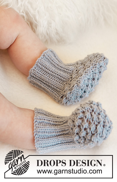 Blueberry Booties / DROPS Baby 21-25 - Dětské papučky - ponožky pletené růžičkovým vzorem z příze DROPS Alpaca