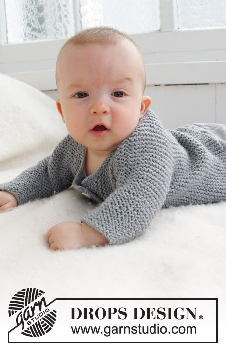 Grey Gosling / DROPS Baby 21-39 - Veste au tricot pour bébé et enfant, tricotée dans le sens de la longueur, avec 2 DROPS Alpaca