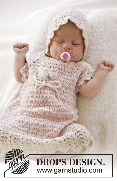 Beth / DROPS Baby 25-16 - Gehäkeltes Kleid für Babys mit Raglanpasse, kurzen Ärmeln und Fächerrand, von oben nach unten gehäkelt in DROPS BabyAlpaca Silk. Größe 0 - 4 Jahre.