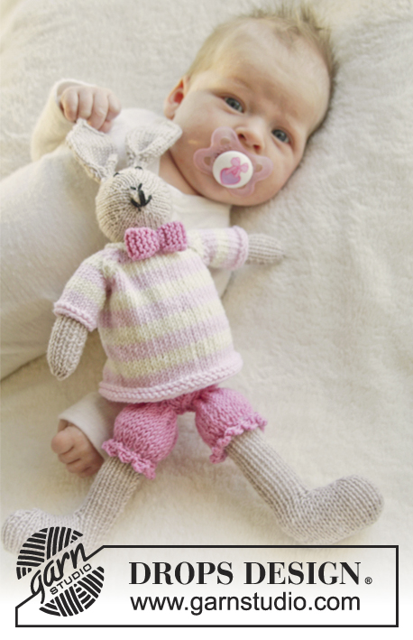Mrs. Bunny / DROPS Baby 25-36 - Doudou au tricot lapin, avec pantalon, pull et nœud, en  DROPS BabyMerino