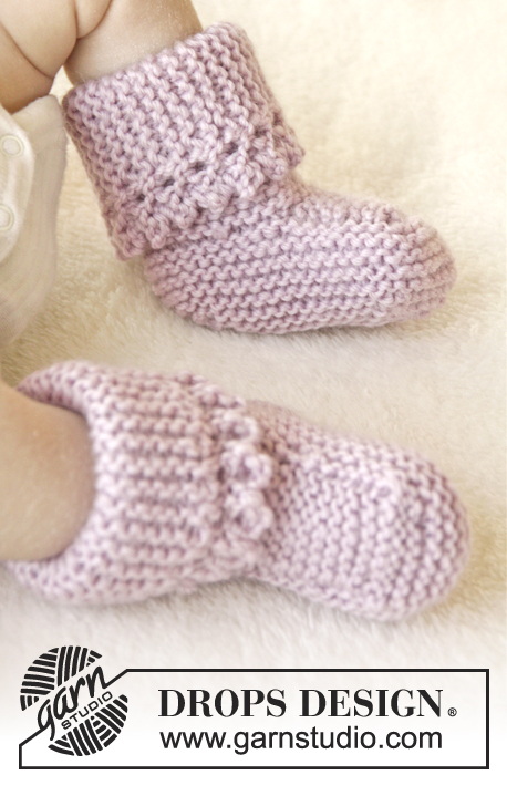 Lullaby Booties / DROPS Baby 25-4 - Knitted baby slippers in garter st with picot edge in DROPS Karisma. Size 0-4 years