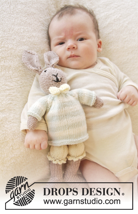 Mr. Bunny / DROPS Baby 25-8 - Strikket haremis med bukser, bluse og sløjfe i DROPS BabyMerino