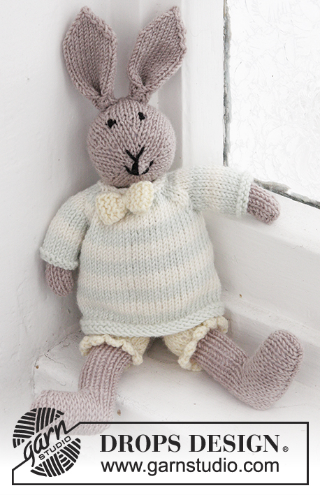 Mr. Bunny / DROPS Baby 25-8 - Gebreid speelgoedkonijn met broek, trui en vlinderdasje in DROPS BabyMerino.
