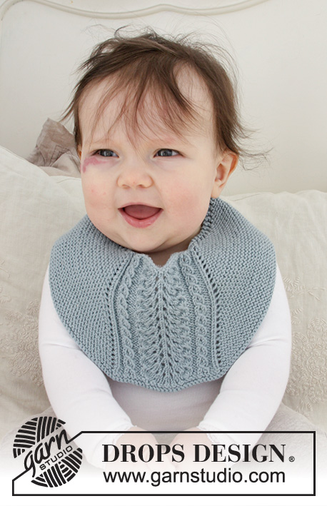 Giggles in Blue / DROPS Baby 29-18 - Baby bib with garter stitch and lace pattern.
The piece is knitted in DROPS BabyMerino.