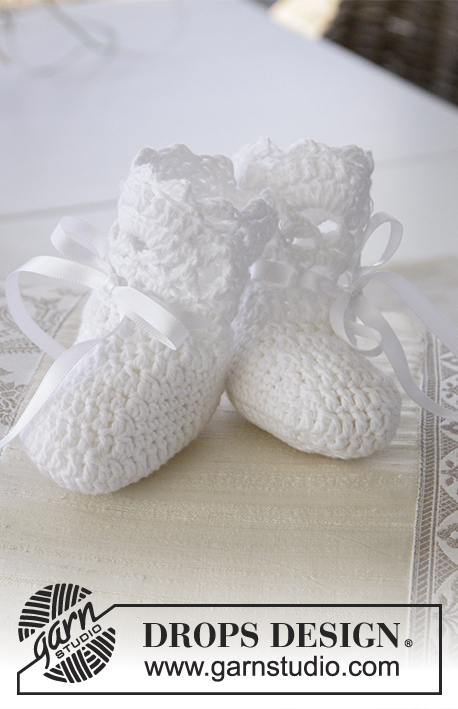So Charming Socks / DROPS Baby 29-4 - Heklede baby tøfler med viftekant til dåp eller navnefest i DROPS Safran. Størrelse 15 - 23