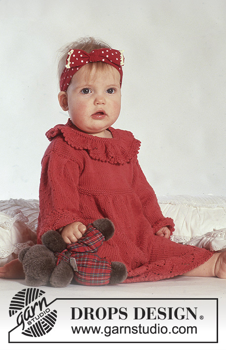 Baby in Red / DROPS Baby 3-15 - Gestricktes Kleid mit Lochmuster und Socken für Babys in DROPS Safran. Größe 3 Monate - 3 Jahre.