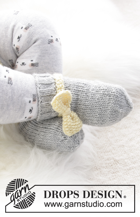Little Miss Ribbons Socks / DROPS Baby 31-12 - Stickade tubsockor till baby med moss-stickning och rosett. Storlek 1 mån - 4 år. Arbetet är stickat i DROPS BabyMerino