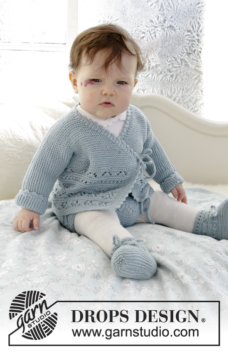 Odeta / DROPS Baby 31-3 - Conjunto bébé tricotado em DROPS BabyMerino: Casaco e botinhas com ponto rendado e ponto jarreteira. Tamanhos prematuro - 4 anos.