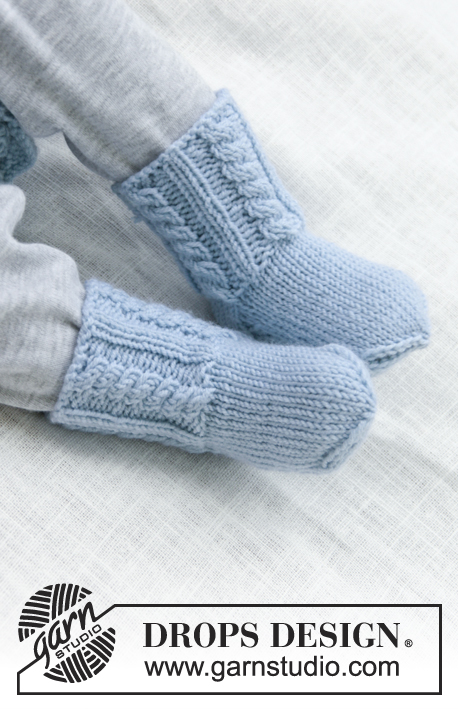 Celestina Socks / DROPS Baby 31-8 - Meias tricotadas para bébé com torcidos, em DROPS BabyMerino. Tamanhos prematuro – 3/4 anos.