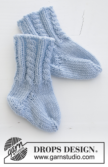 Celestina Socks / DROPS Baby 31-8 - Prjónaðir sokkar fyrir börn úr DROPS BabyMerino með köðlum. Stærð fyrirburar - 3/4 ára.