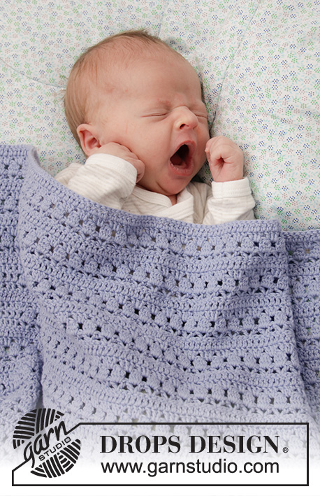 Sleepyhead / DROPS Baby 33-1 - Manta a ganchillo para bebé en DROPS Safran o DROPS BabyMerino. La labor está realizada con patrón de calados. Tema: Manta para bebé