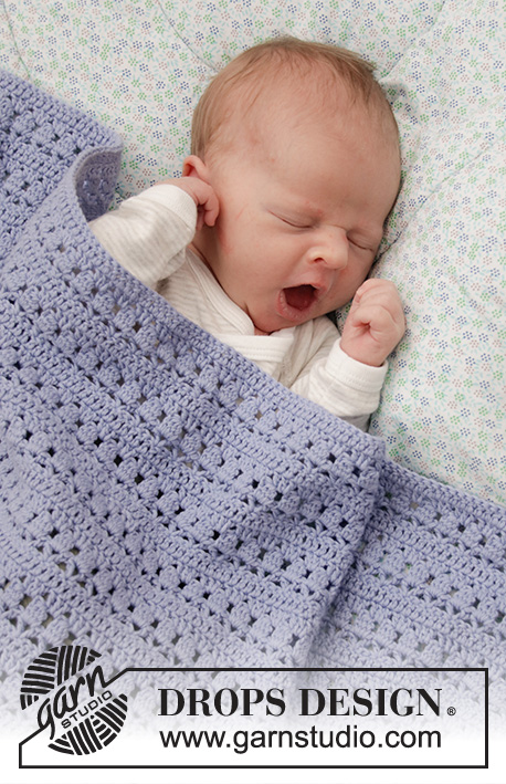 Sleepyhead / DROPS Baby 33-1 - Manta a ganchillo para bebé en DROPS Safran o DROPS BabyMerino. La labor está realizada con patrón de calados. Tema: Manta para bebé