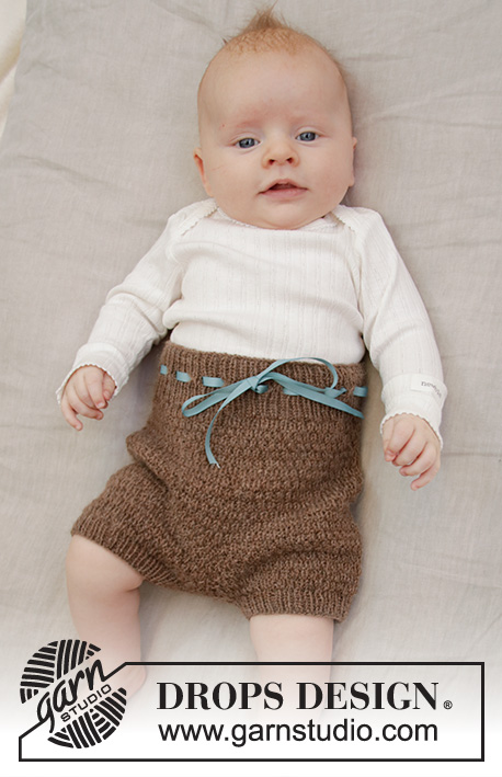 Shorts and Sweet / DROPS Baby 33-23 - Gebreide korte broek met structuurpatroon voor baby’s in DROPS Flora. Maat: Prematuur – 2 jaar.