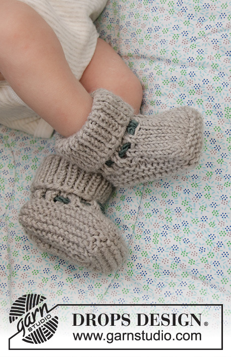 Tiny Kicks / DROPS Baby 33-24 - Gestrickte Hausschuhe / Schühchen mit Rippenmuster und Krausrippen für Babys in DROPS Merino Extra Fine. Größe 0 – 4 Jahre.