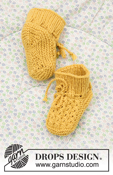 Stroll in the Park Booties / DROPS Baby 33-27 - Pantufas tricotadas para bebé, com falsos torcidos, em DROPS BabyMerino. Tamanhos : Prematuro - 4 anos.