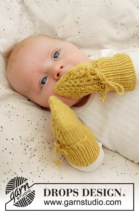 Stroll in the Park Mittens / DROPS Baby 33-28 - Knitted mittens for babies with false cables in DROPS BabyMerino. Sizes 1 month – 4 years.