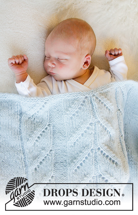 Take Cover / DROPS Baby 33-38 - Gestrickte Decke für Babys mit Lochmuster in DROPS Air. Thema: Babydecke