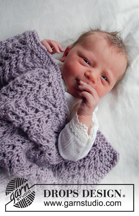Lilac Warm / DROPS Baby 33-40 - Gestrickte Decke für Babys mit Lochmuster in DROPS Big Merino. Thema: Babydecke