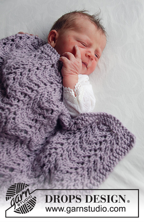 Lilac Warm / DROPS Baby 33-40 - Couverture bébé tricotée avec point ajouré en DROPS Big Merino. Thème: Couverture bébé