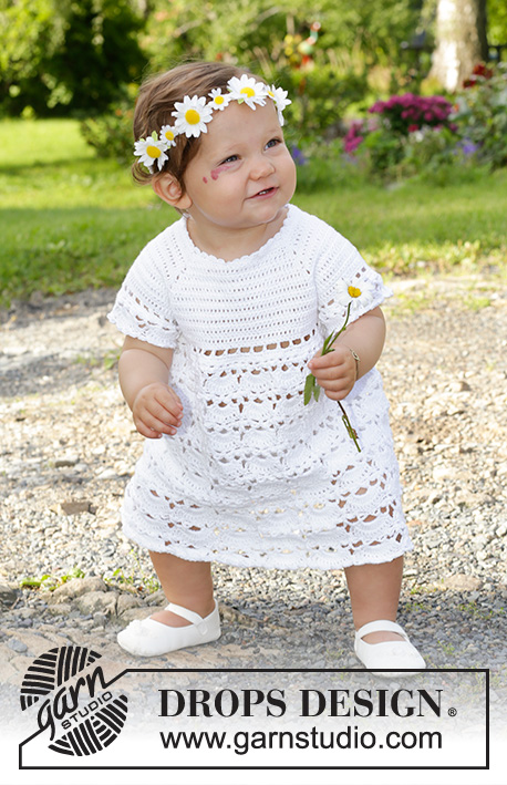Spring Fairy / DROPS Baby & Children 38-1 - Vestido crochetado de cima para baixo com cavas raglan e ponto de leques rendado, para bebé e criança, em DROPS Safran. Tamanhos: 0 - 4 anos.