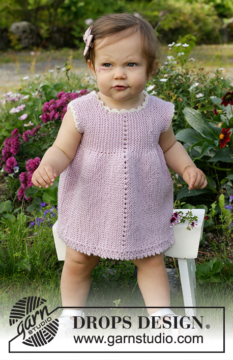Enchanted Time Dress / DROPS Baby & Children 38-3 - Vestido tricotado para bebé e criança em DROPS Cotton Merino. Tricota-se de um lado ao outro, em ponto jarreteira com orla rendada. Tamanhos : 0 - 4 anos