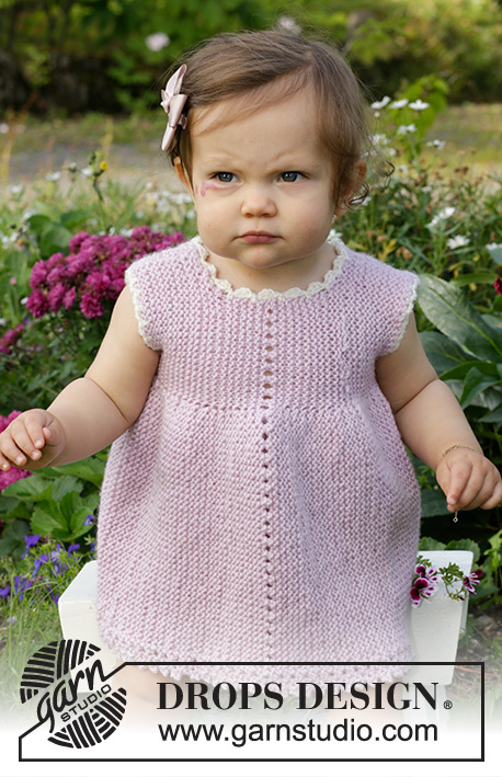 Enchanted Time Dress / DROPS Baby & Children 38-3 - Strikket kjole til baby og barn i DROPS Cotton Merino. Arbeidet strikkes sidelengs med riller og hullmønster. Størrelse 0 – 4 år.