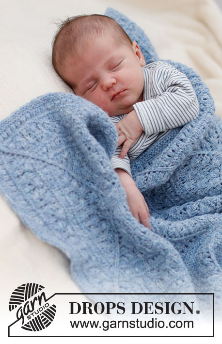 Baby Blue Sea / DROPS Baby & Children 39-1 - Strikket tæppe til baby i DROPS Sky. Arbejdet strikkes i ruder med hulmønster. Tema: Babytæppe