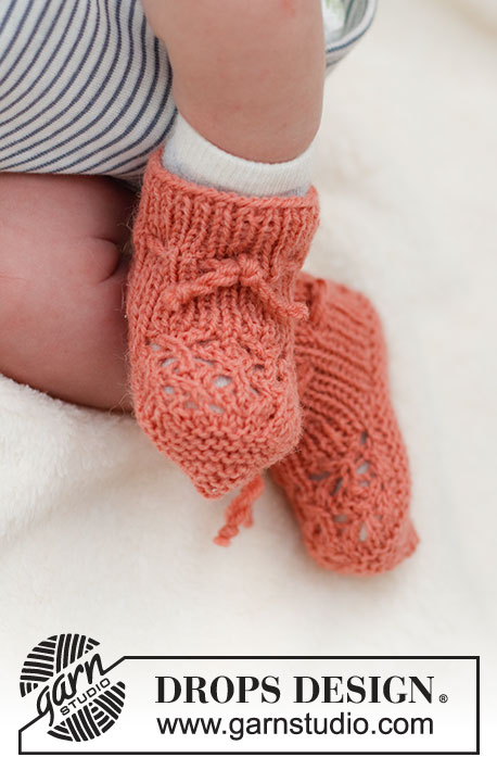 Coral Barley Booties / DROPS Baby & Children 39-8 - Vauvan neulotut tohvelit DROPS Flora-langasta. Työssä on pitsineuletta. Koot keskonen - 4 vuotta.