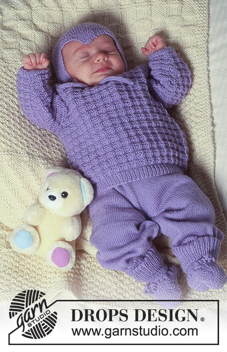 Rocking in Lavender / DROPS Baby 4-19 - DROPS trui met structuurpatroon, broek, muts en slofjes van “BabyMerino”. Thema: babydeken