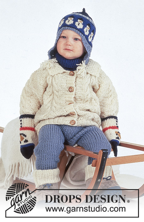 Riding Snowman / DROPS Baby 4-23 - Strikket sett med jakke, bukse, lue, hals, votter og sokker til baby og barn i DROPS Karisma. Arbeidet strikkes med fletter og flerfarget mønster med snømann. Størrelse 3 mnd - 4 år. Tema: Jul.