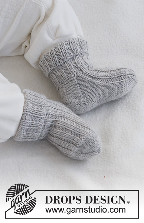 Little Pearl Socks / DROPS Baby 42-10 - Gebreide sokken voor baby’s en kinderen in DROPS BabyMerino. Het werk wordt gebreid met boordsteek. Maten 0 - 4 jaar.